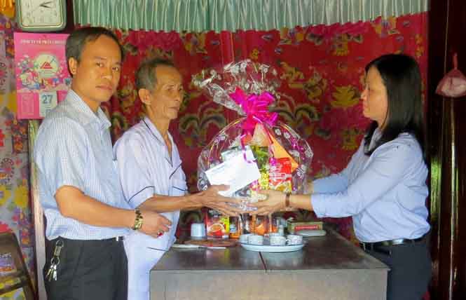Trao quà và tiền hỗ trợ cho gia đình có hoàn cảnh khó khăn ở xã Hiền Ninh