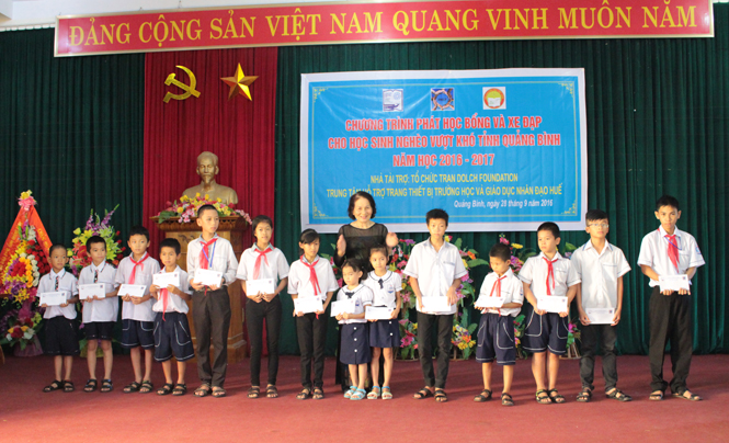Trao học bổng khuyến học cho học sinh vùng biển Quảng Bình