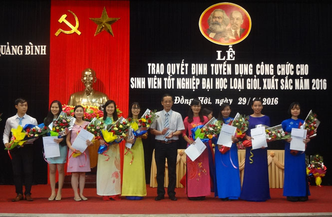 Trao quyết định tuyển dụng công chức cho các sinh viên tốt nghiệp đại học loại giỏi, xuất sắc năm 2016