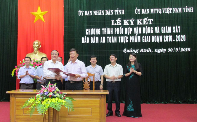 UBND tỉnh-Ủy ban MTTQ Việt Nam tỉnh: Ký kết chương trình phối hợp "Vận động và giám sát bảo đảm an toàn thực phẩm giai đoạn 2016-2020"
