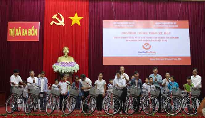 Trao tặng 50 xe đạp cho học sinh có hoàn cảnh khó khăn tại Quảng Bình