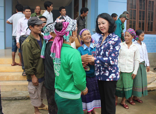 Đồng chí Trưởng ban Dân vận Trung ương thăm và tặng quà cho đồng bào dân tộc thiểu số tại huyện Minh Hóa