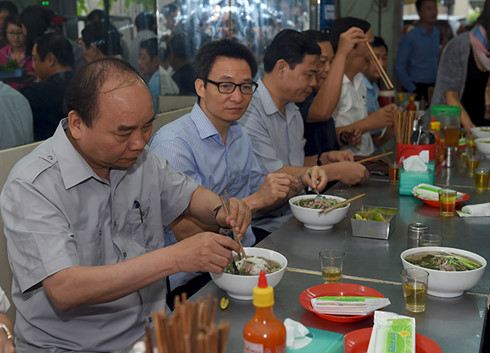 Thủ tướng bất ngờ kiểm tra quán ăn đường phố tại TP. HCM
