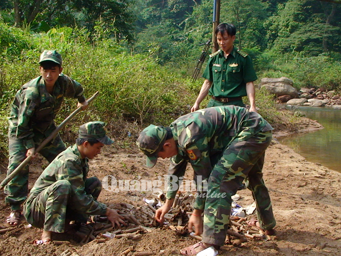 Đồn Biên phòng cửa khẩu quốc tế Cha Lo tiêu hủy gần 50kg pháo các loại