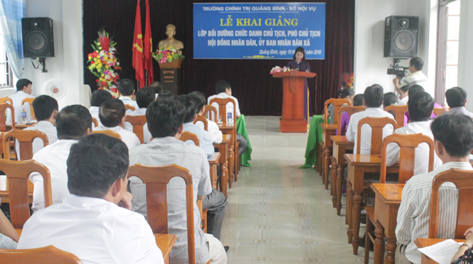 Khai giảng lớp bồi dưỡng chức danh chủ tịch, phó chủ tịch HĐND và UBND xã