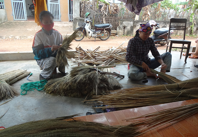 Gian nan giữ nghề chổi đót Quảng Phong