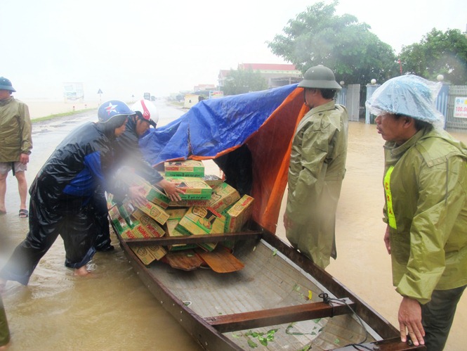 Quảng Trạch: Hơn 1.000 thùng mì tôm cứu trợ đến với người dân vùng ngập lũ