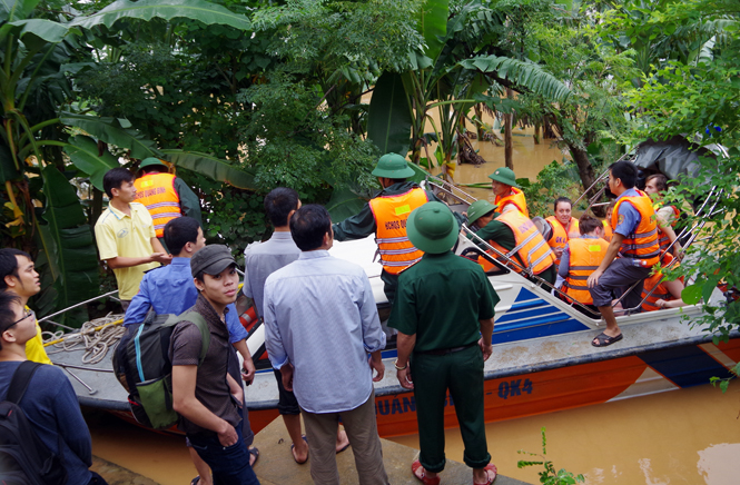 Lực lượng vũ trang tỉnh tích cực triển khai công tác cứu hộ, cứu nạn trong trận lũ lịch sử