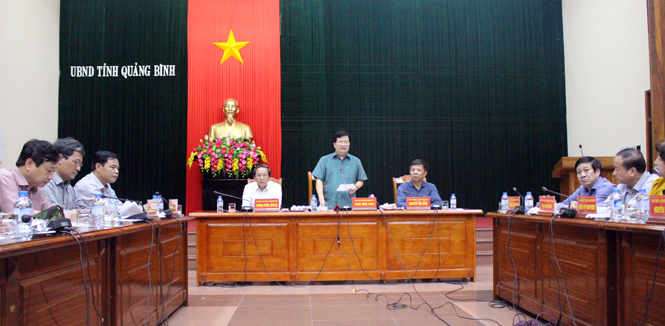 Phó Thủ tướng Trịnh Đình Dũng kiểm tra, chỉ đạo khắc phục hậu quả mưa lũ và tìm kiếm cứu nạn tại tỉnh Quảng Bình