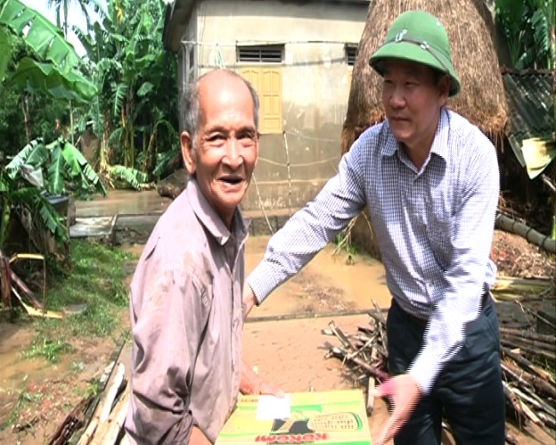 Đồng chí Trưởng ban Tổ chức Tỉnh ủy kiểm tra tình hình khắc phục hậu quả mưa lũ tại huyện Quảng Trạch