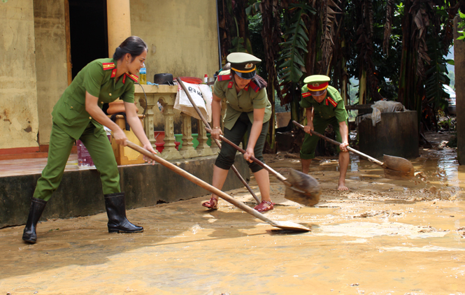 Công an tỉnh thực hiện công tác giúp dân trước, trong và sau lũ