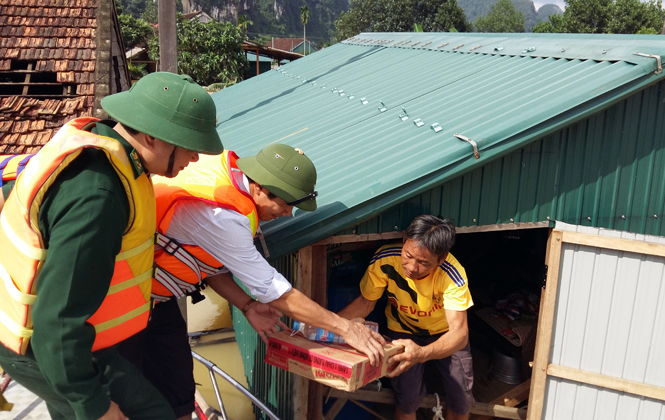 Đồng chí Trưởng ban Dân vận Tỉnh ủy chỉ đạo công tác khắc phục hậu quả mưa lũ tại huyện Minh Hóa