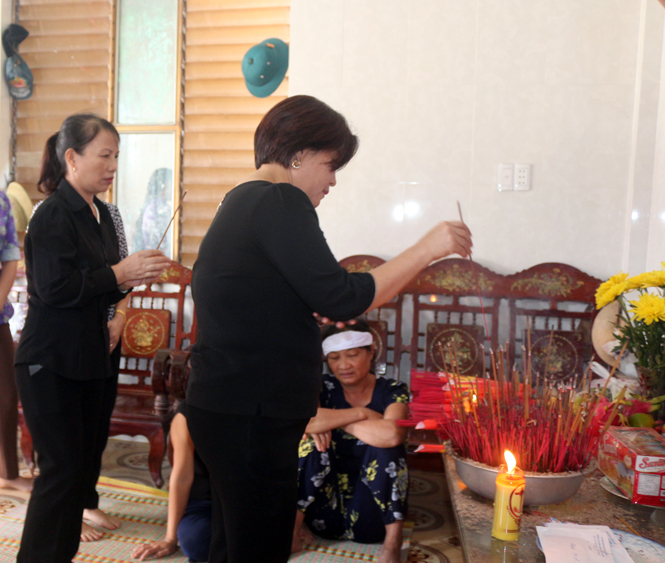 Đồng chí Phó Chủ tịch HĐND tỉnh thăm gia đình các nạn nhân bị nạn do mưa lũ ở Bố Trạch