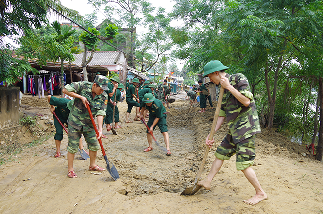 Bộ đội Biên phòng Quảng Bình giúp dân khắc phục hậu quả lũ lụt