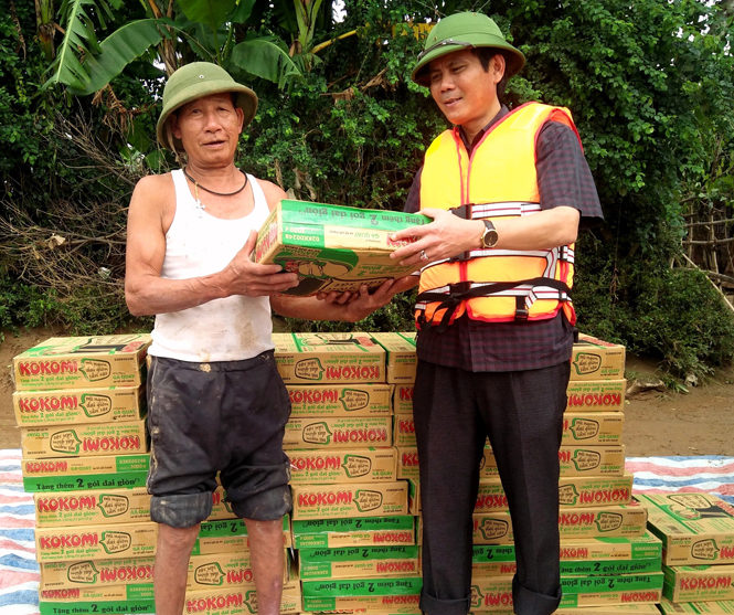 Lãnh đạo thị xã Ba Đồn thăm hỏi, tặng quà cứu trợ cho người dân trên địa bàn