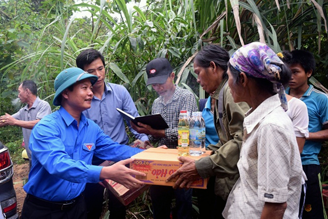 Trao 286 suất quà cho bà con nhân dân vùng lũ