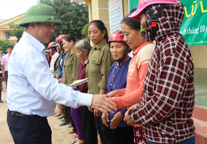 Ngân hàng Chính sách Xã hội trao quà cứu trợ cho người dân vùng lũ