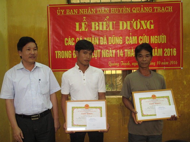 Khen thưởng "người hùng trong lũ dữ"