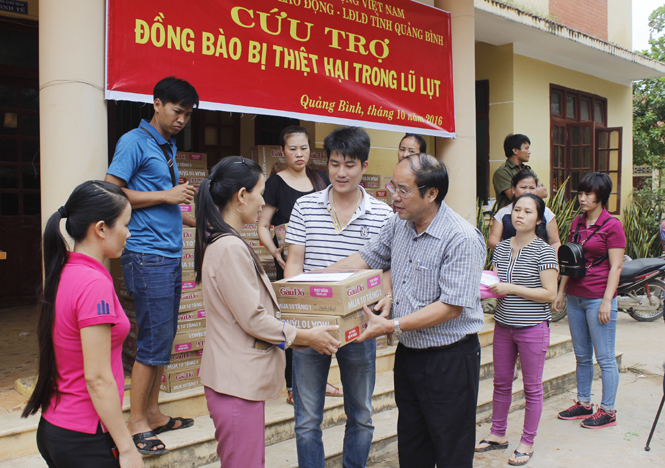 Chung tay hỗ trợ người dân vùng lũ