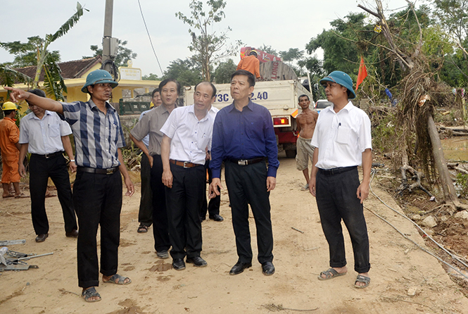 Đồng chí Chủ tịch UBND tỉnh kiểm tra tình hình khắc phục hậu quả lũ lụt ở huyện Tuyên Hóa