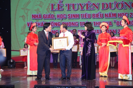 Tuyên dương 256 nhà giáo, học sinh tiêu biểu năm học 2015-2016