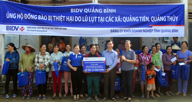 Chung tay hỗ trợ người dân bị thiệt hại do lũ lụt