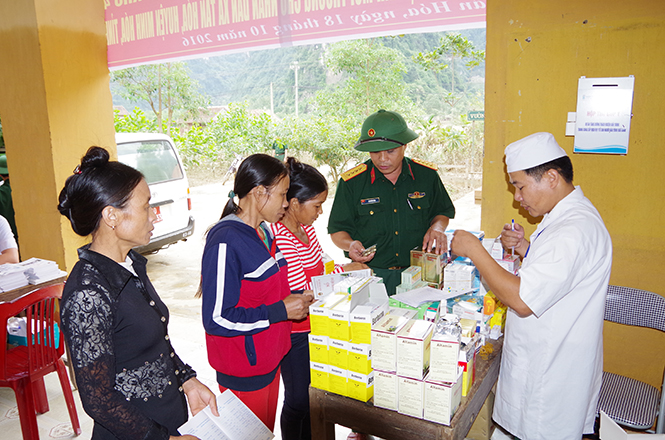 Ấm tình quân dân nơi rốn lũ Tân Hóa