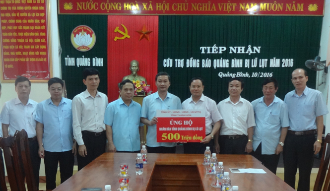 Tiếp nhận cứu trợ đồng bào bị lũ lụt