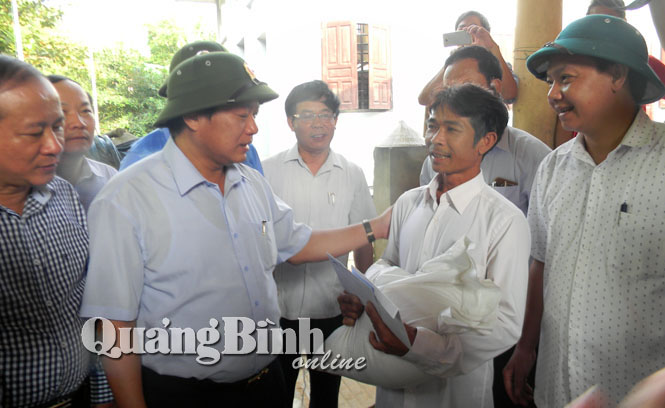 Bộ trưởng Bộ Thông tin và Truyền thông Trương Minh Tuấn "thưởng nóng" nông dân cứu người trong lũ