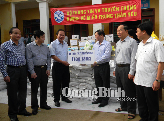 Bộ trưởng Bộ Thông tin và Truyền thông Trương Minh Tuấn thăm, hỗ trợ người dân vùng lũ