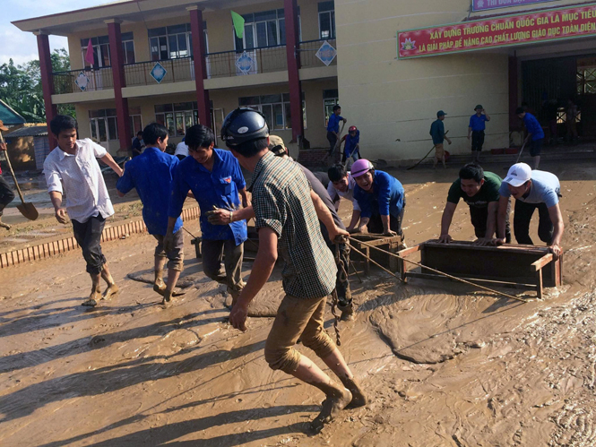 Áo xanh tình nguyện giúp dân khắc phục hậu quả lũ lụt