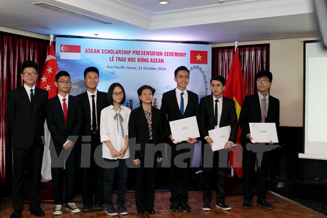 Đại sứ quán Singapore trao học bổng ASEAN cho 8 học sinh Việt Nam