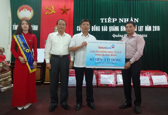 Đồng chí Chủ tịch UBND tỉnh tiếp nhận cứu trợ của Vietinbank