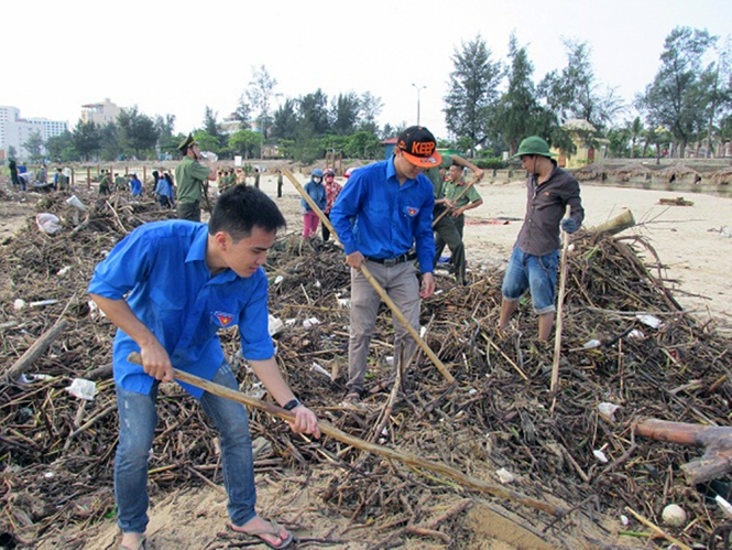 Thu gom hơn 20 tấn rác thải dọc bờ biển sau lũ lụt