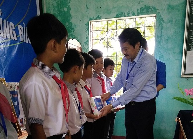 Tiếp tục các hoạt động cứu trợ người dân bị thiệt hại do lũ lụt