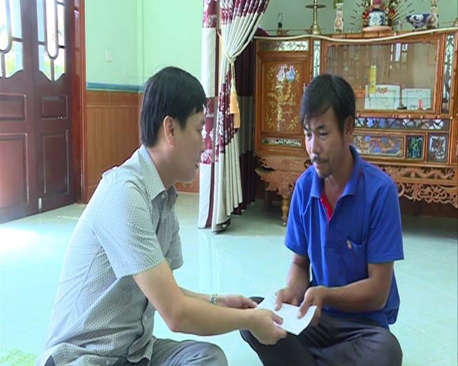 Bố Trạch trao quà hỗ trợ ngư dân bị chìm tàu