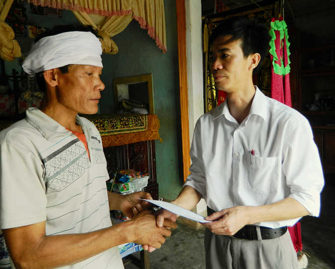 Báo Quảng Bình trao tiền hỗ trợ các gia đình có nạn nhân tử vong do mưa lũ