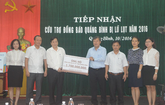 Công đoàn Ngân hàng Việt Nam hỗ trợ Quảng Bình 1,7 tỷ đồng khắc phục hậu quả lũ lụt