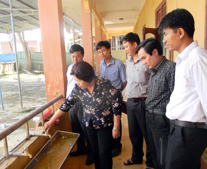 Đồng chí Phó Chủ tịch HĐND tỉnh kiểm tra tình hình khắc phục hậu quả lũ lụt tại huyện Tuyên Hoá và Minh Hoá