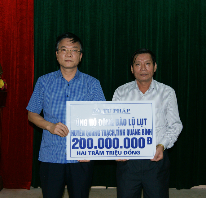 Bộ Tư pháp hỗ trợ nhân dân vùng lũ huyện Quảng Trạch