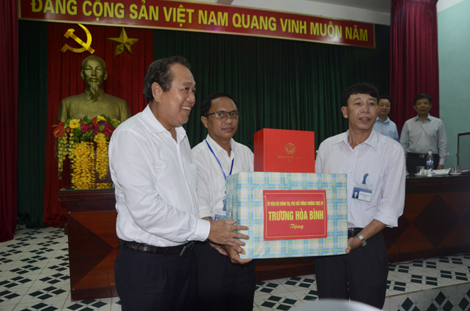 Đồng chí Phó Thủ tướng Thường trực Chính phủ tiếp xúc, gặp gỡ ngư dân, giáo dân Quảng Bình