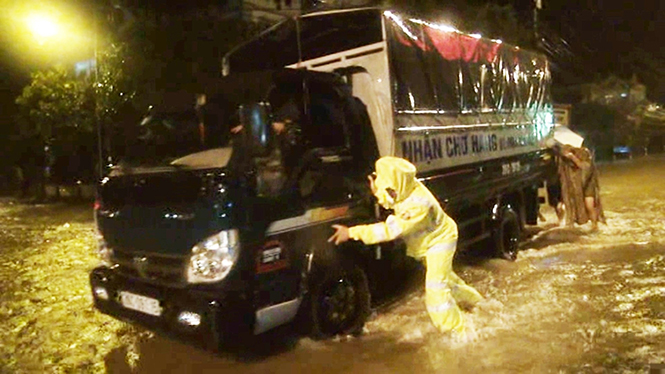 Lực lượng CSGT Công an tỉnh: Bảo đảm an toàn giao thông trong mưa lũ