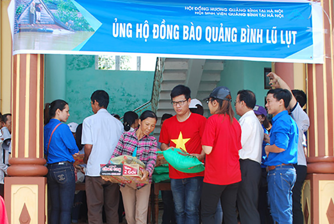 Cùng người dân vùng lũ khắc phục khó khăn