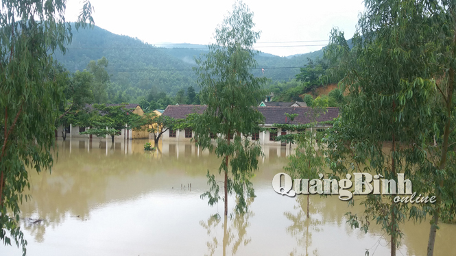 Lũ trên sông Gianh và trên sông Kiến Giang tiếp tục lên