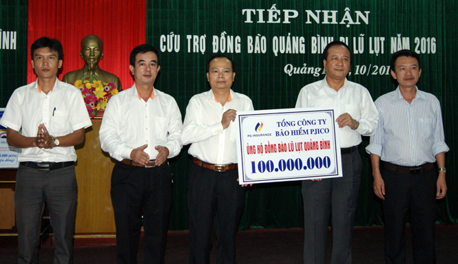 Tổng Công ty CP Bảo hiểm Petrolimex hỗ trợ tỉnh ta khắc phục hậu quả lũ lụt
