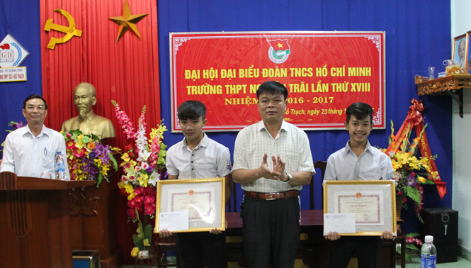 Khen thưởng hai học sinh dũng cảm cứu người trong lũ