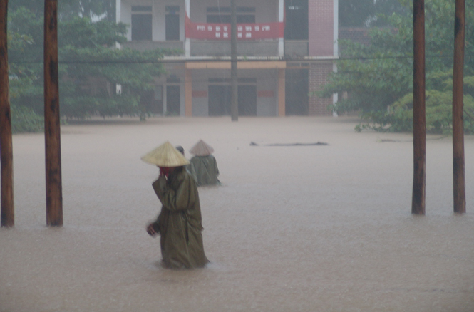 Nước lũ trên sông Gianh đang lên nhanh