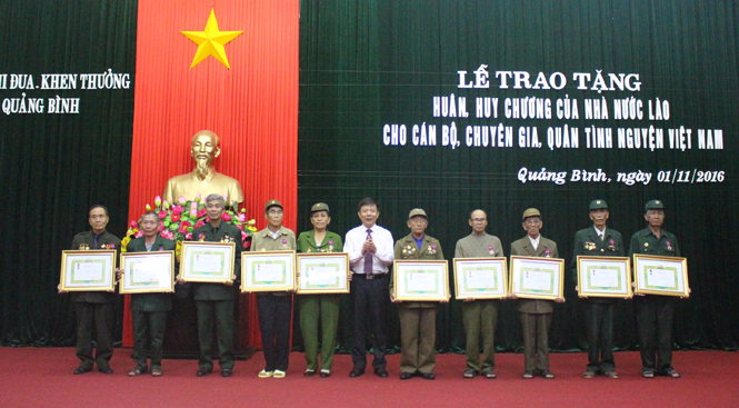 Trao tặng Huân chương, Huy chương của Nước CHDCND Lào cho cán bộ, chuyên gia và quân tình nguyện Việt Nam
