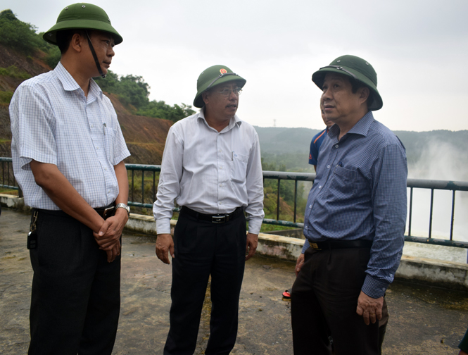Đồng chí Phó Chủ tịch Thường trực UBND tỉnh kiểm tra công tác phòng chống mưa lũ tại các huyện phía nam tỉnh
