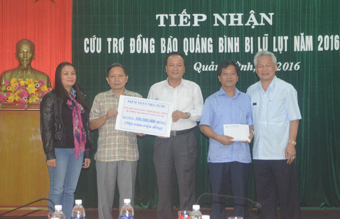 Tiếp nhận cứu trợ lũ lụt từ các tổ chức, đơn vị